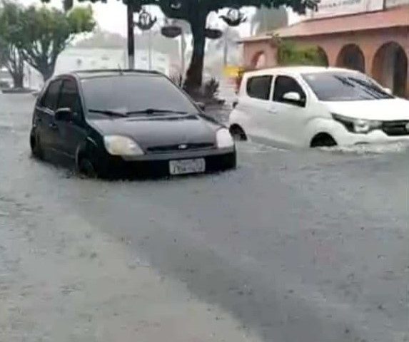 Carros alagados em Parintins