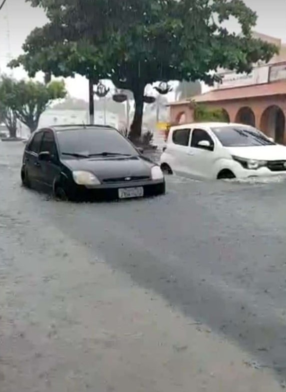 Carros alagados em Parintins