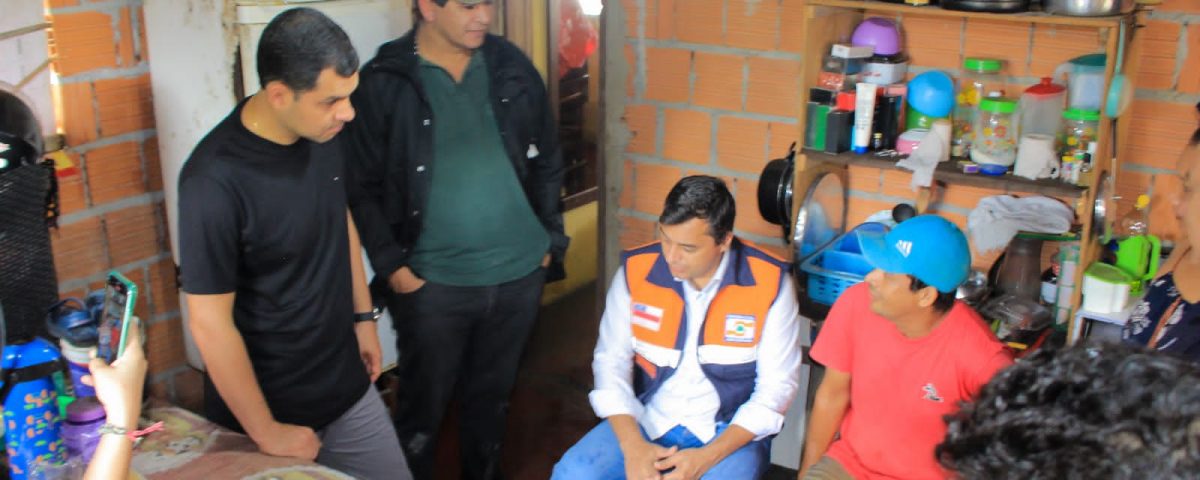 Governardor Wilson Lima e Prefeito Bi Garcia visitam familias atingidas por chuva em Parintins