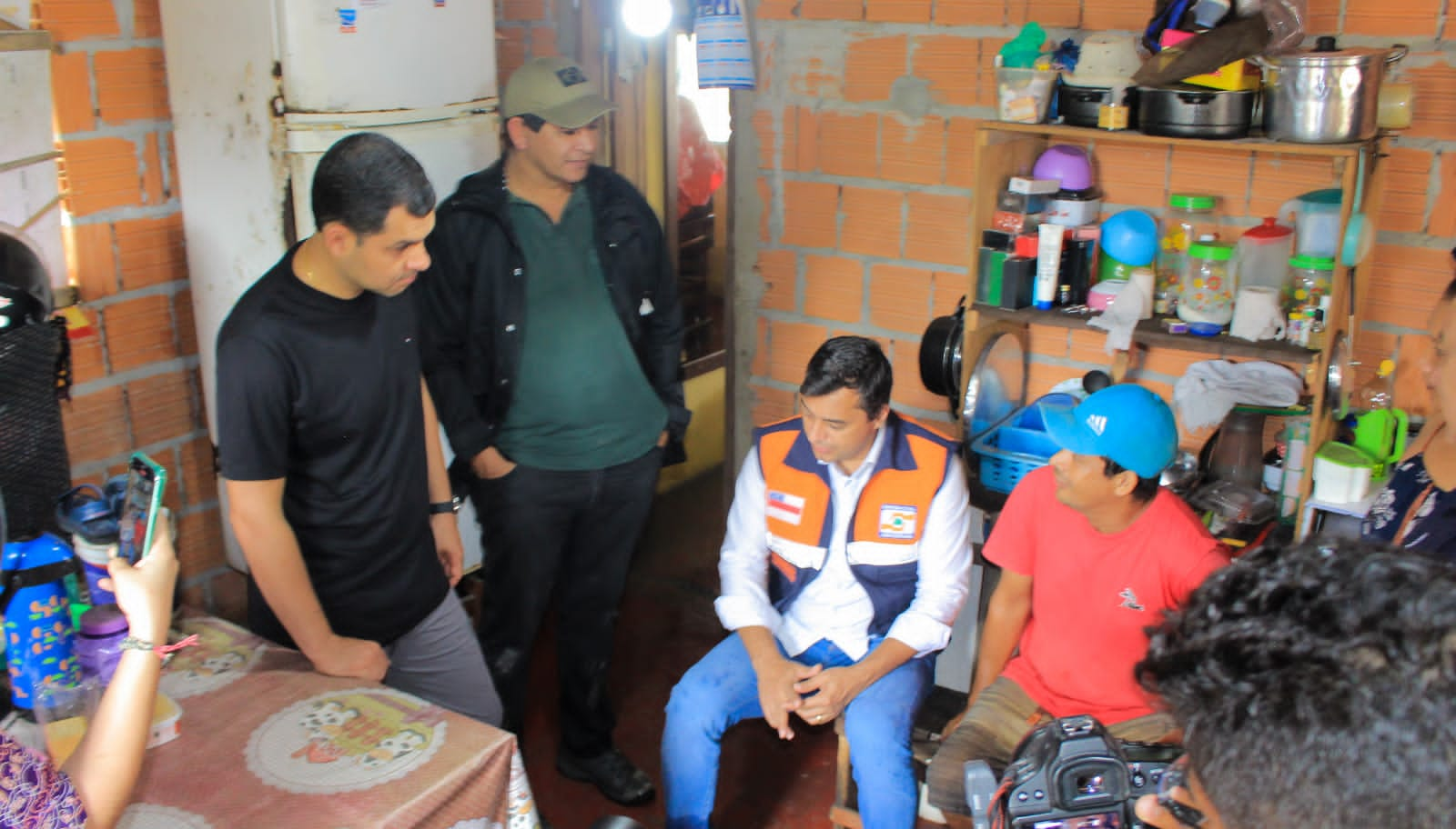 Governardor Wilson Lima e Prefeito Bi Garcia visitam familias atingidas por chuva em Parintins