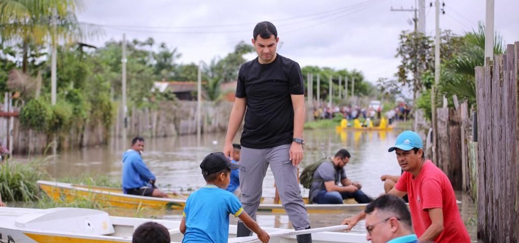 Saullo Vianna visita Bairro Lady Laura alagado por intensa chuva