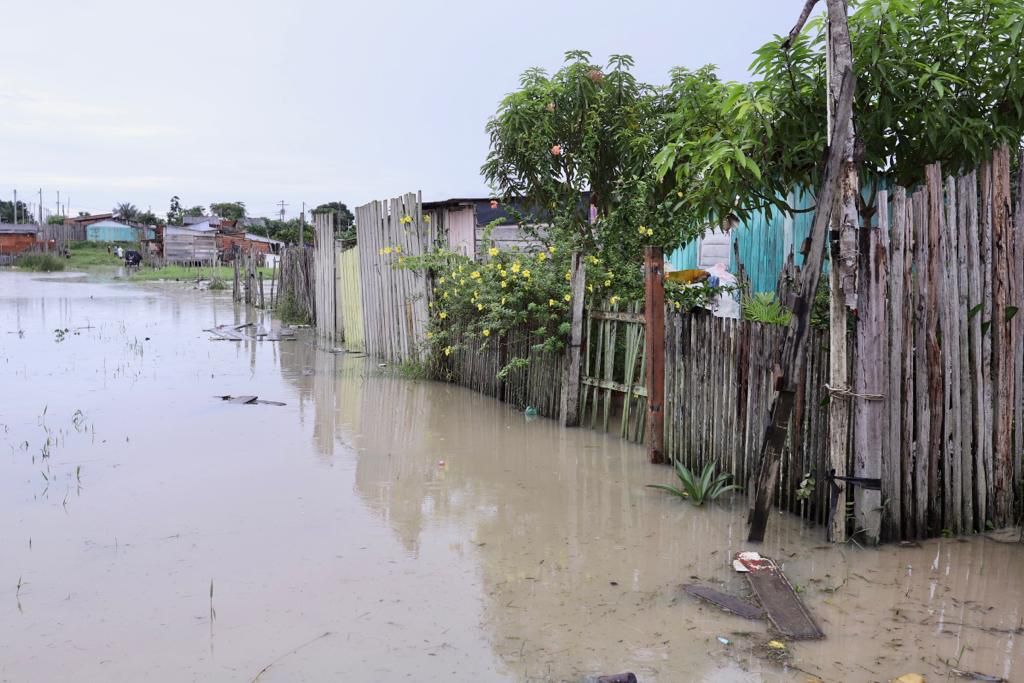 Bairro Itaúna II em Parintins alagado por intensa chuva