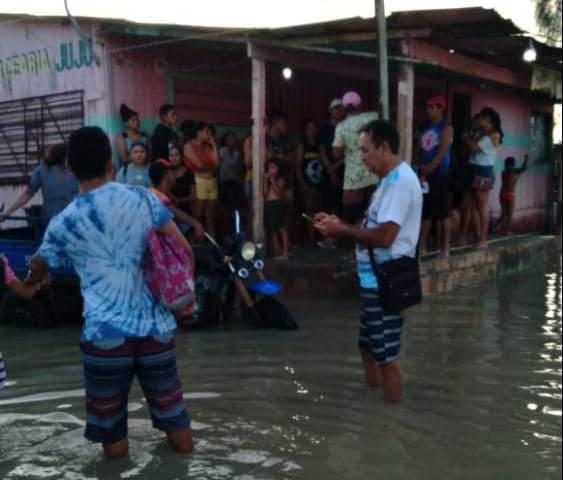 Vereador Babá Tupinambá em Bairros de Parintins alagados por chuva