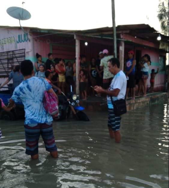 Vereador Babá Tupinambá em Bairros de Parintins alagados por chuva