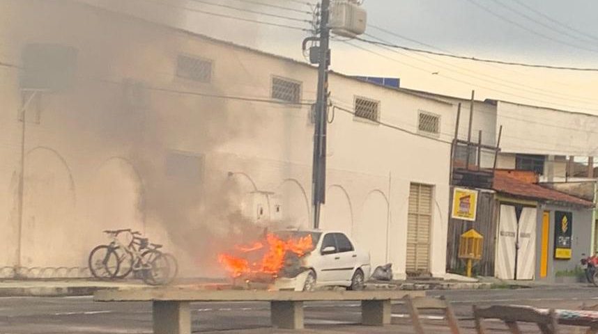 Carro pega fogo no Centro de Parintins