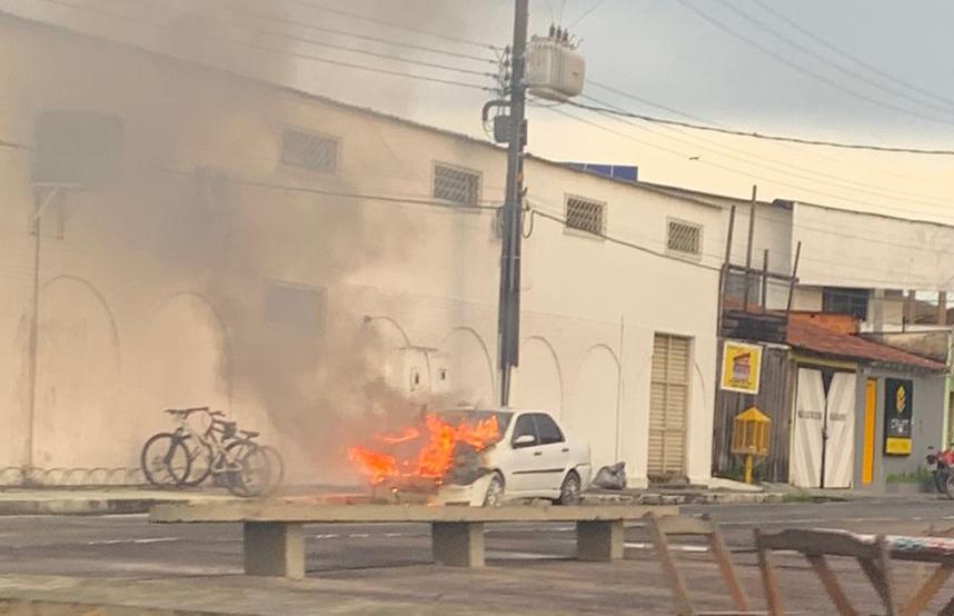 Carro pega fogo no Centro de Parintins