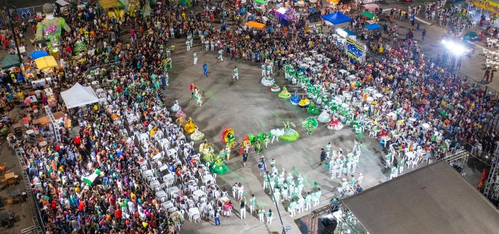 Bois Mirins protagonizam 3ª noite das Festividades Folclóricas de Parintins