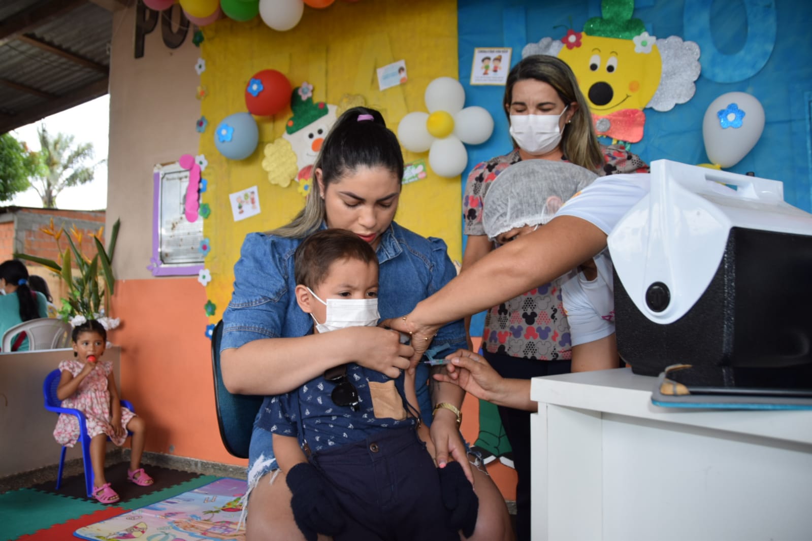 Famílias demonstram alívio e alegria com vacinação contra Covid-19 de crianças de 3 e 4 anos em Parintins