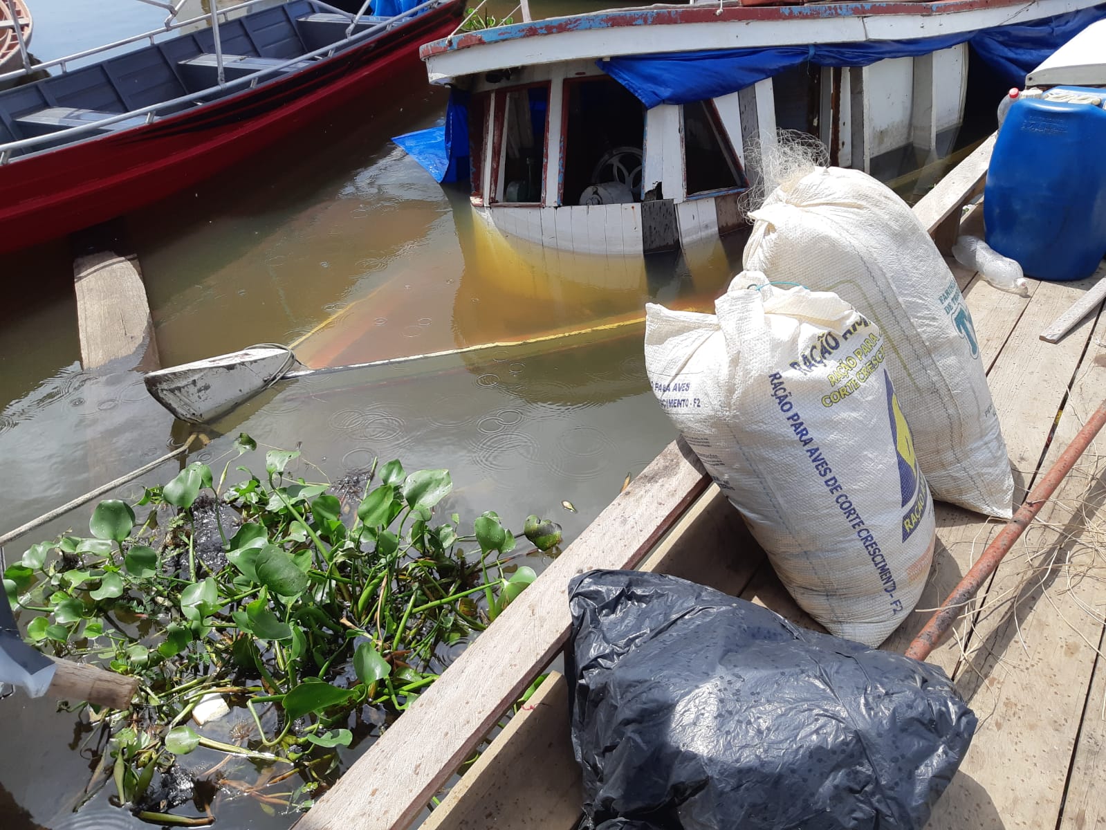 Barco de pesca afunda na Orla do Bairro União e família pede ajuda para remover embarcação de dentro d'água