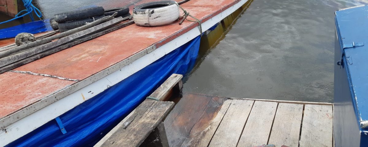 Barco de pesca afunda na Orla do Bairro União e família pede ajuda para remover embarcação de dentro d'água