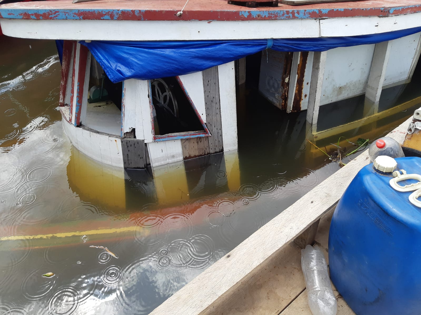 Barco de pesca afunda na Orla do Bairro União e família pede ajuda para remover embarcação de dentro d'água