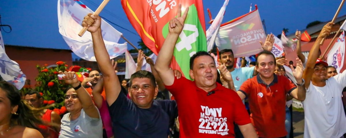 Tony Medeiros é recebido com carinho por moradores do Bairro de Santa Clara em Parintins