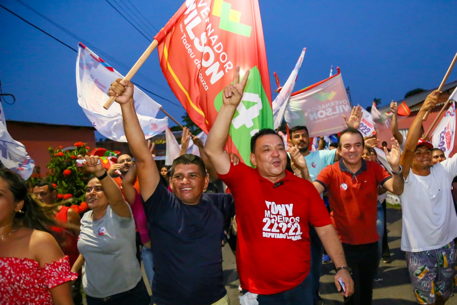 Tony Medeiros é recebido com carinho por moradores do Bairro de Santa Clara em Parintins