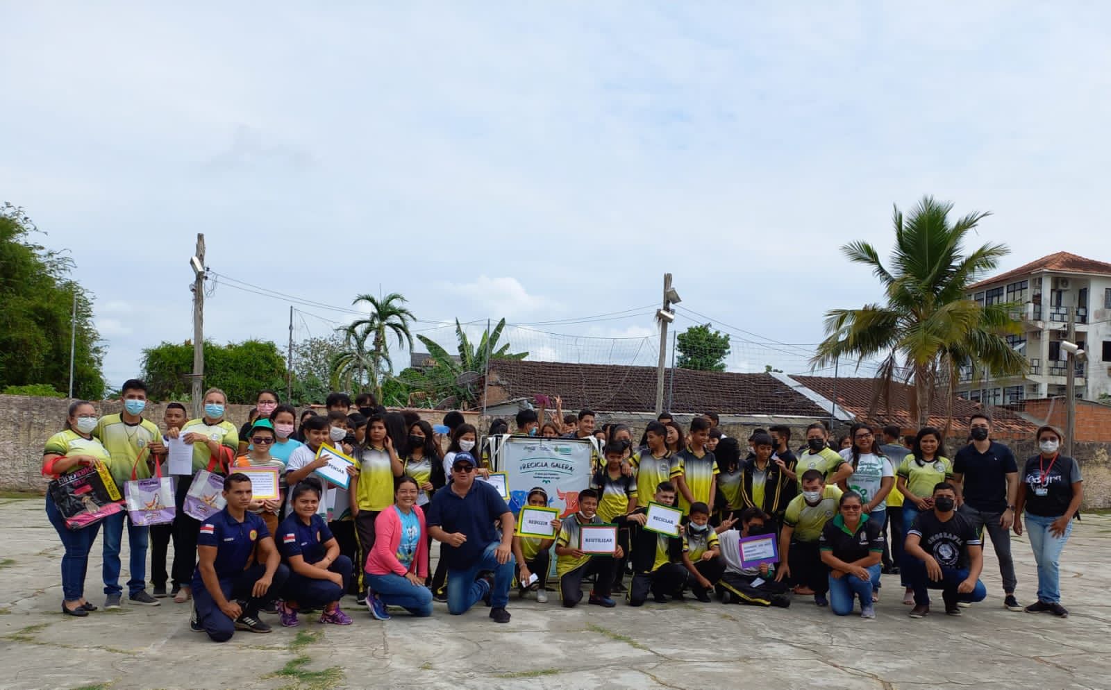 Escola Álvaro Maia instala PEV e apresenta projeto de reciclagem