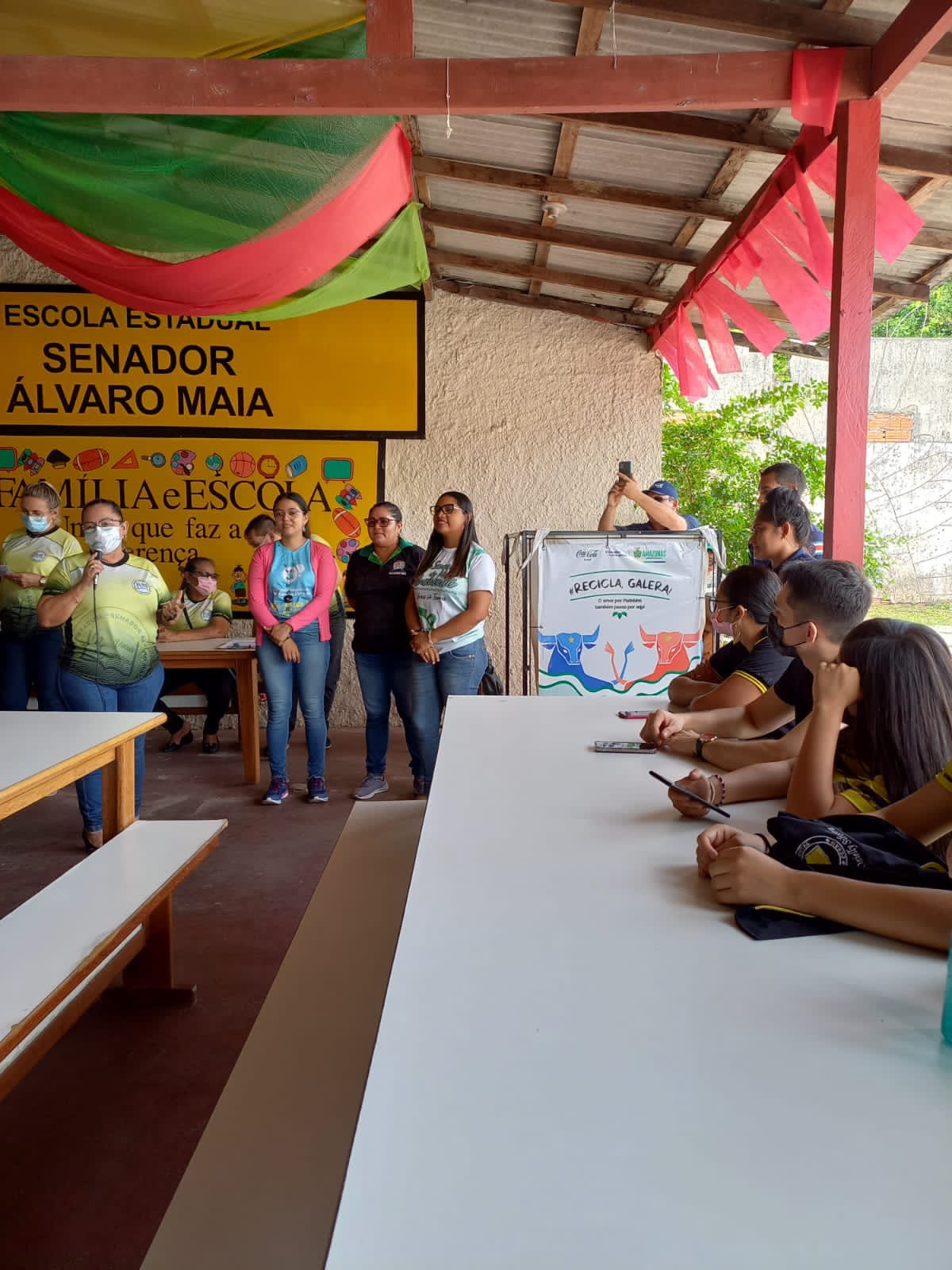 Escola Álvaro Maia instala PEV e apresenta projeto de reciclagem