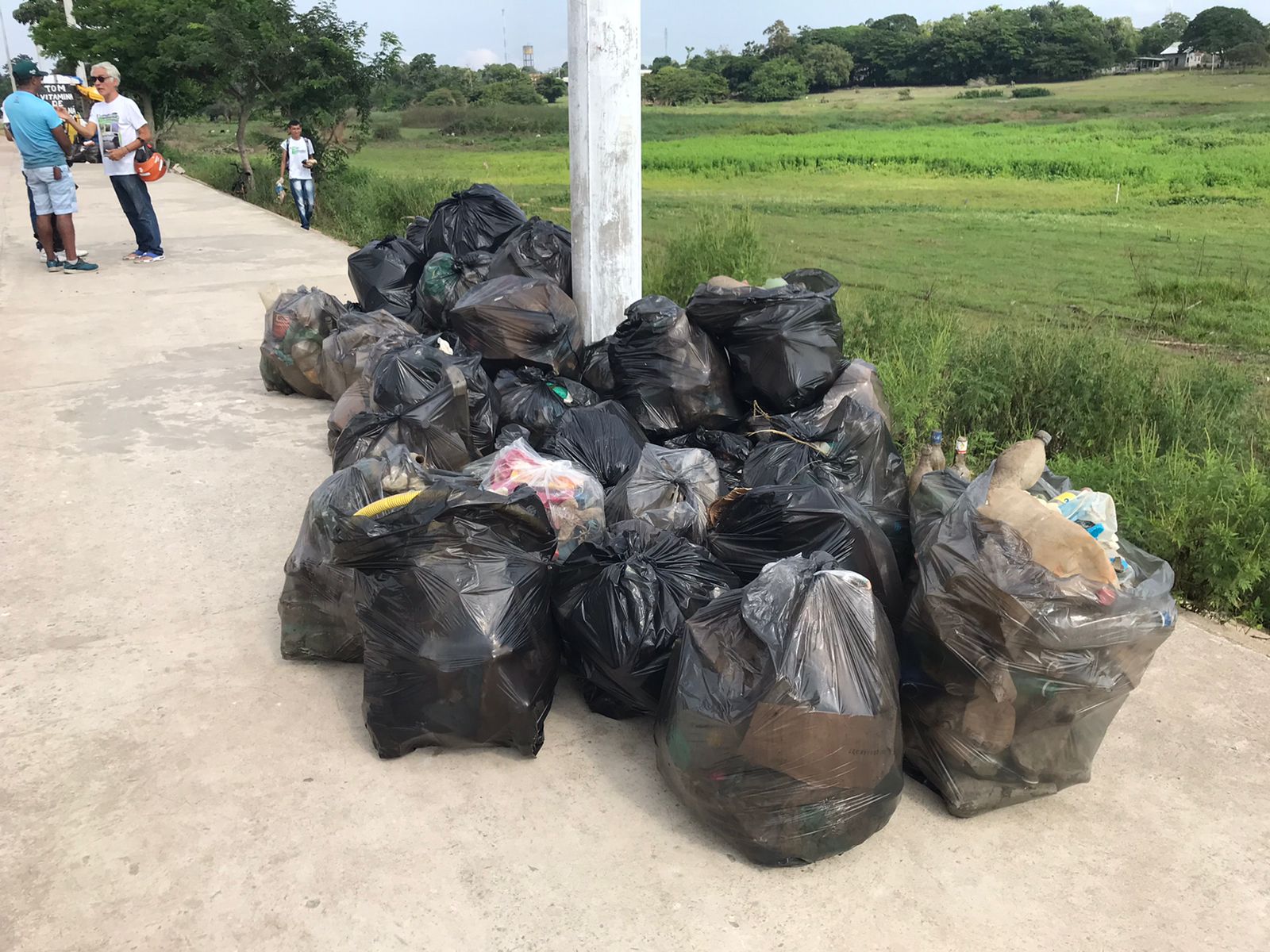 Arrastão de Limpeza recolhe grande quantidade de lixo e entulho da orla do bairro União