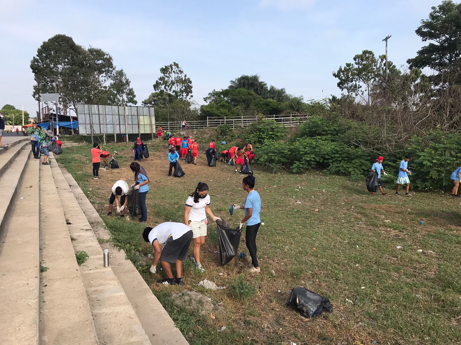 Arrastão de Limpeza recolhe grande quantidade de lixo e entulho da orla do bairro União