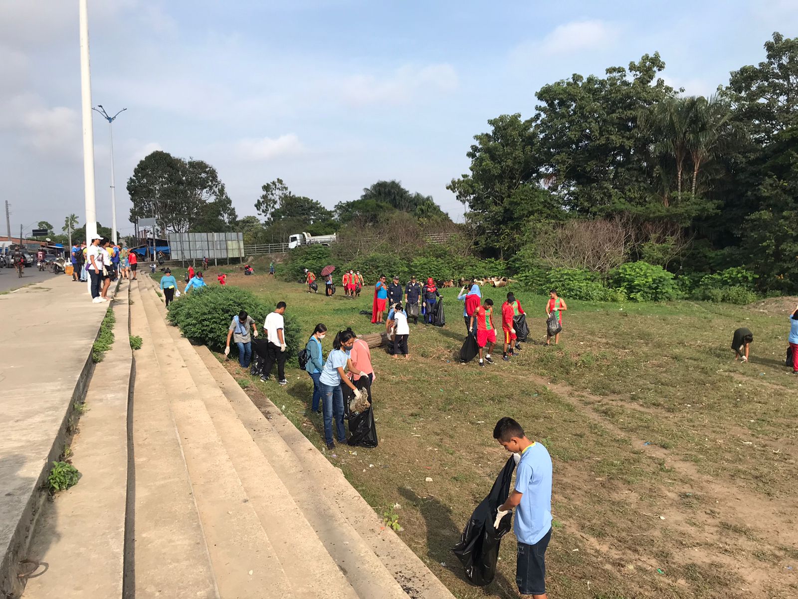 Arrastão de Limpeza recolhe grande quantidade de lixo e entulho da orla do bairro União