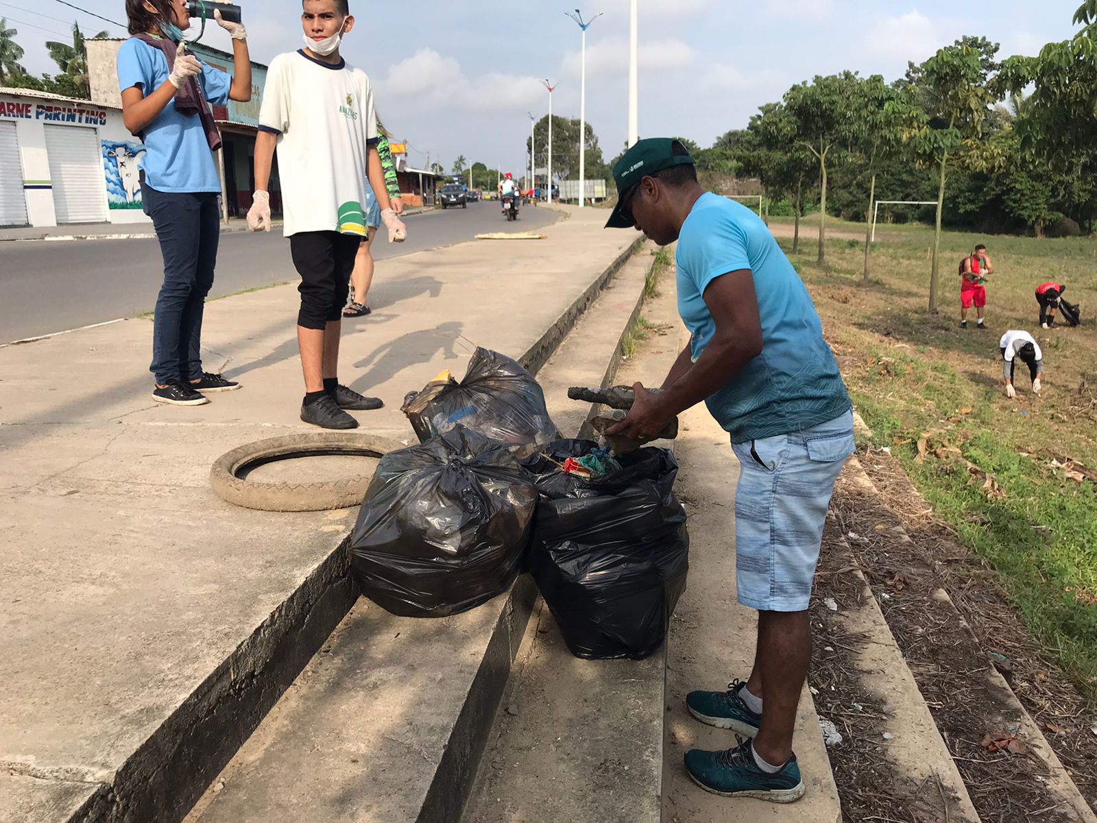 Arrastão de Limpeza recolhe grande quantidade de lixo e entulho da orla do bairro União