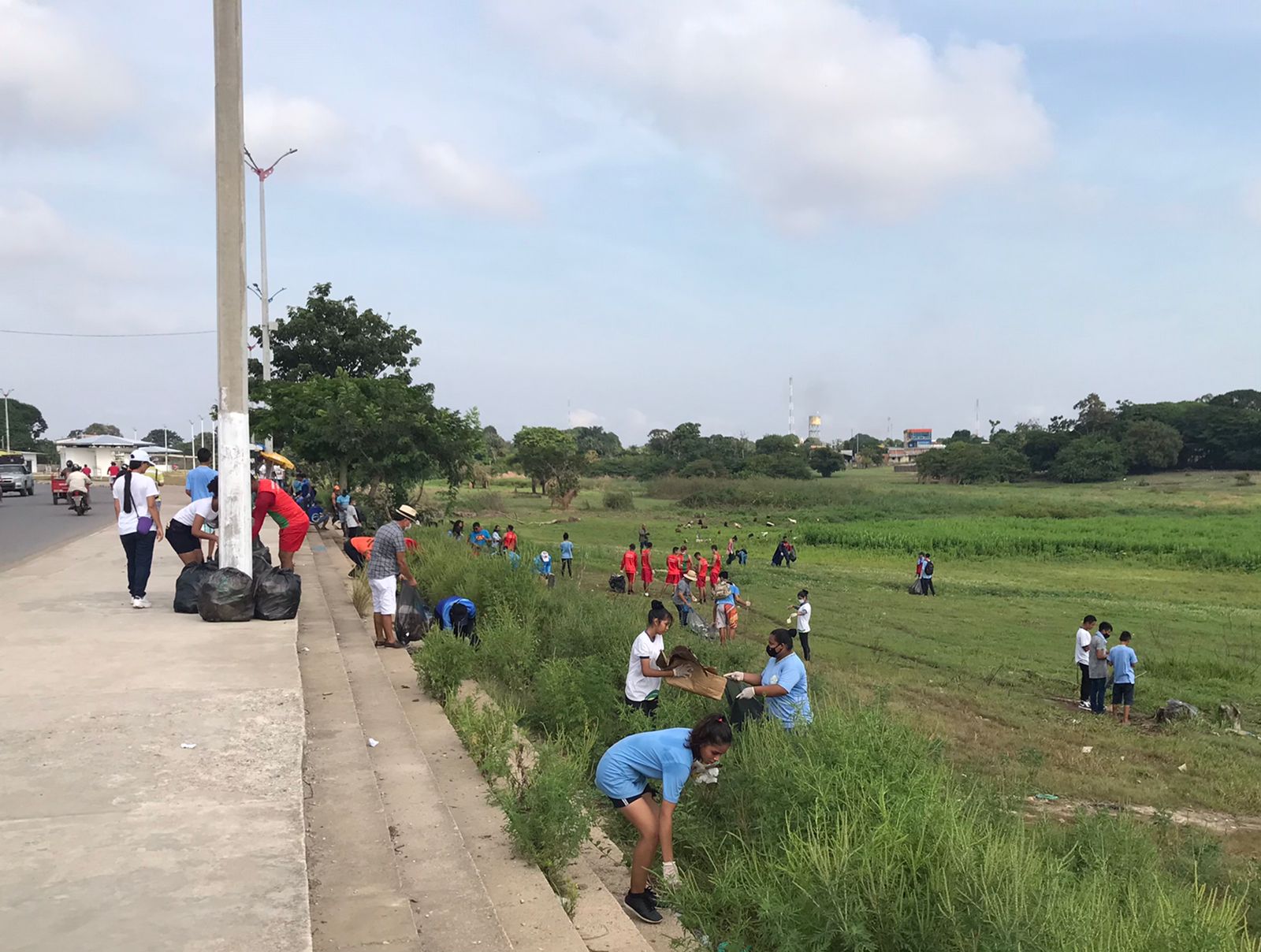 Arrastão de Limpeza recolhe grande quantidade de lixo e entulho da orla do bairro União