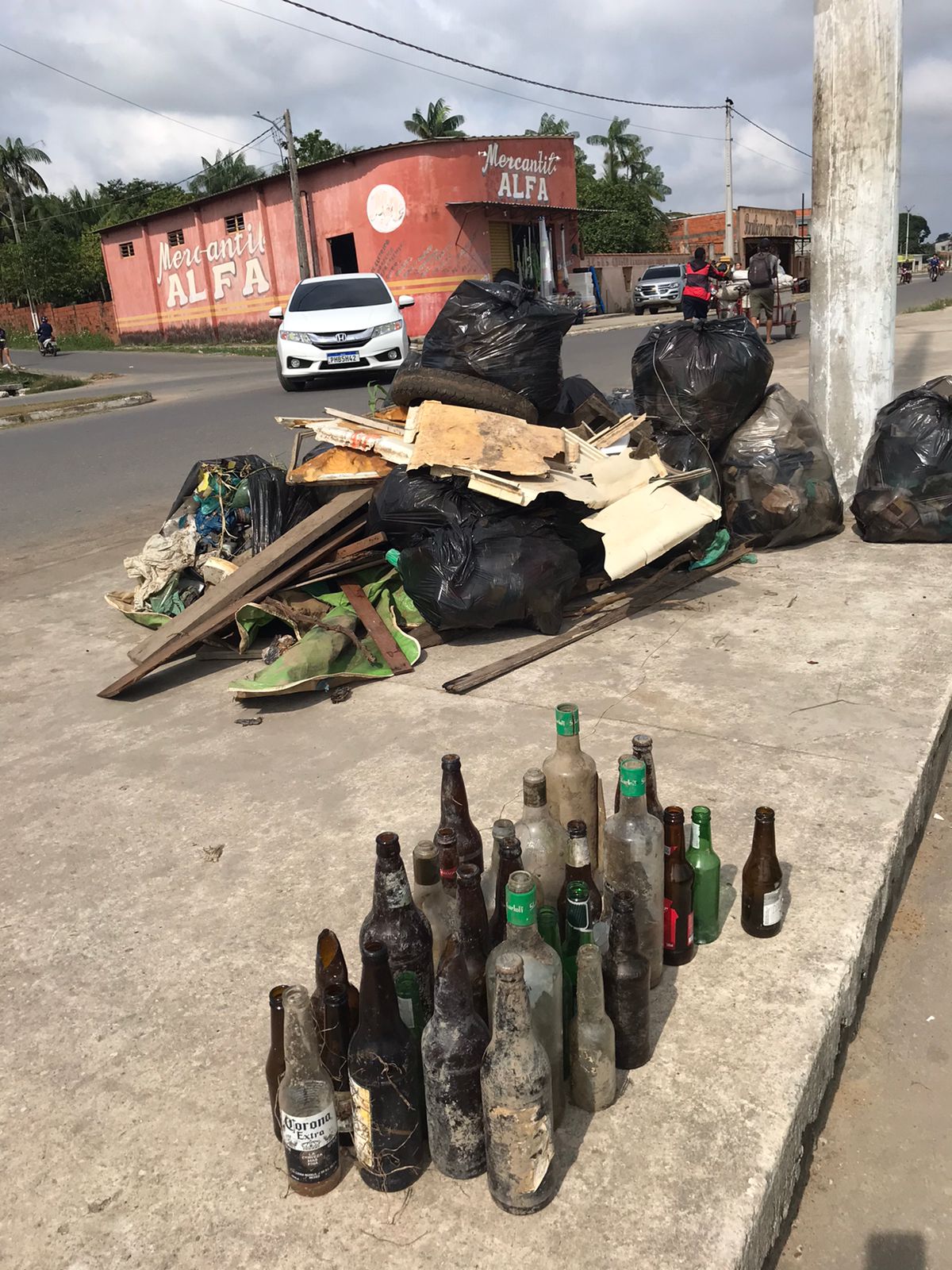 Arrastão de Limpeza recolhe grande quantidade de lixo e entulho da orla do bairro União