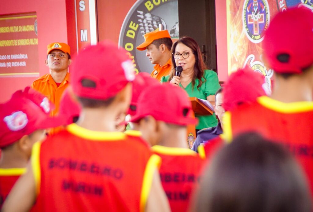 Márcia Baranda é homenageada na solenidade de abertura do 1º semestre do Projeto Bombeiro Mirim