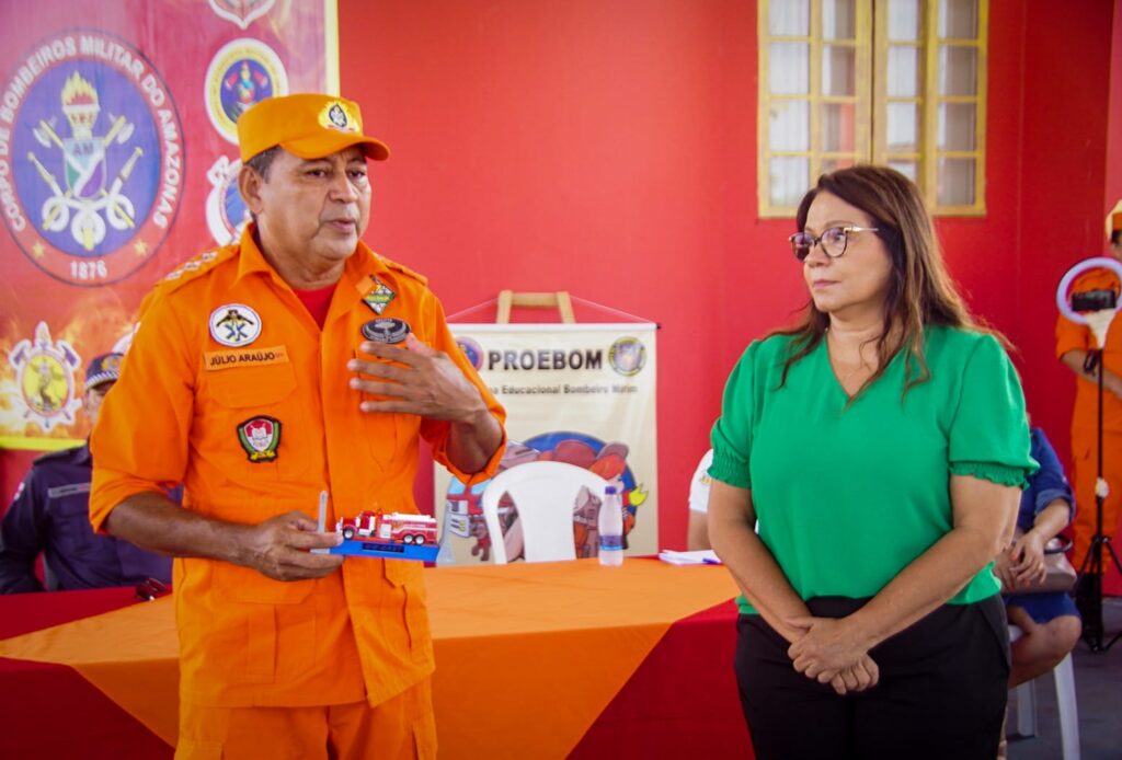 Márcia Baranda é homenageada na solenidade de abertura do 1º semestre do Projeto Bombeiro Mirim