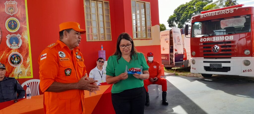 Márcia Baranda é homenageada na solenidade de abertura do 1º semestre do Projeto Bombeiro Mirim