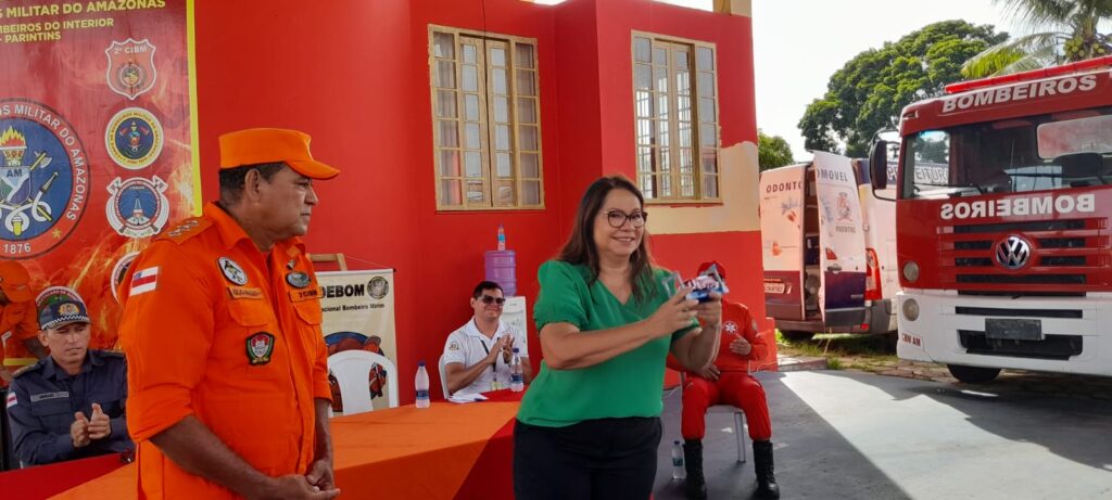 Márcia Baranda é homenageada na solenidade de abertura do 1º semestre do Projeto Bombeiro Mirim