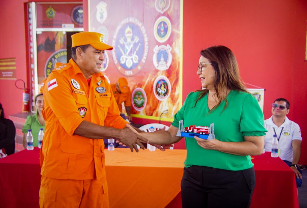 Márcia Baranda é homenageada na solenidade de abertura do 1º semestre do Projeto Bombeiro Mirim