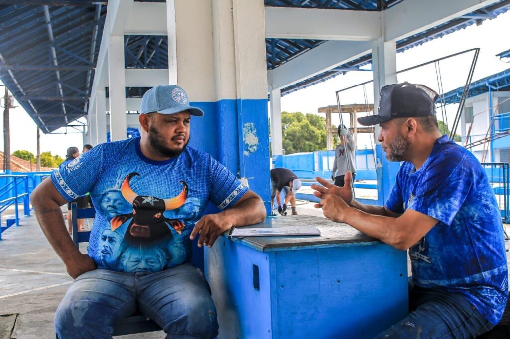 Artistas do Caprichoso iniciam revitalização do Curral Zeca Xibelão para a temporada